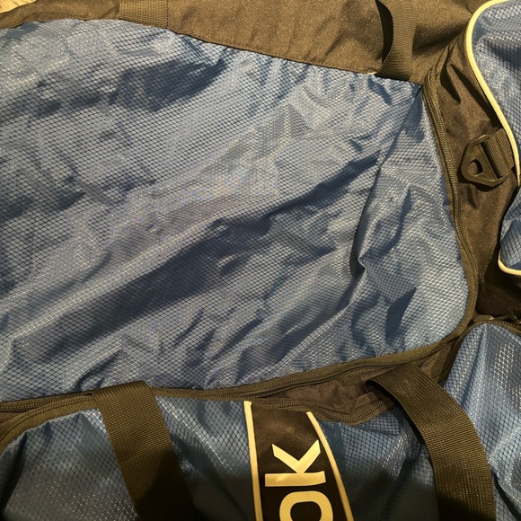 ʟᴀʀɢᴇ ʀᴇᴇʙᴏᴋ ᴅᴜꜰꜰʟᴇ ʙᴀɢ - Picture 3 of 5